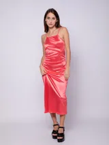 Vestido midi de satén elastizado color salmón, de corte ajustado, sin mangas y con escote recto.