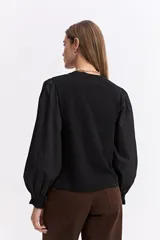 Remera de algodón con cuerpo liso y mangas largas abullonadas en popelina, con puños elásticos fruncidos.