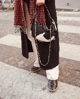 Championes negros de cuero con apliques metálicos plateados y suela color caramelo.