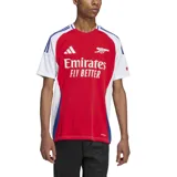 Camiseta de fútbol Adidas del Arsenal, modelo Home 24/25. Diseño rojo con mangas blancas y detalles en azul en cuello y hombros. Incluye logo de Adidas, escudo del club y sponsor Emirates Fly Better en el frente.