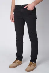 Jean de corte recto en color negro, confeccionado en denim resistente con cierre de botón y cremallera, y bolsillos laterales y traseros.
