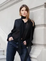 Camisa negra de algodón con cuello con lazo desmontable y mangas largas.