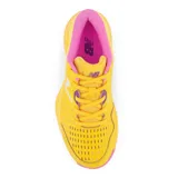 Championes de tenis New Balance modelo 696, color amarillo con detalles en blanco y rosa.