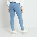 Pantalón de jean celeste, corte skinny fit, tiro alto y cinco bolsillos.