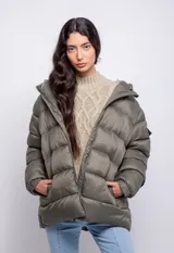 Campera puffer de nylon color negro con capucha, cierre frontal y bolsillos laterales. Presenta un bolsillo adicional con solapa en la manga izquierda y puños elásticos.