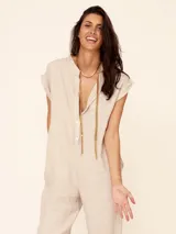 Mono color beige de lino, con cuello mao, mangas cortas con dobladillo y cierre frontal con botones.