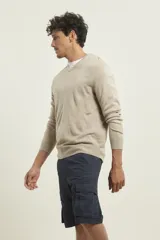 Sweater amarillo de tejido suave tipo cashmere, con escote en V.