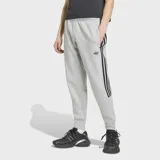 Pantalón de jogging Adidas Spacer Teamgeist 26 Cutline Cuffed de color gris melange, con ajuste relajado, puños en los tobillos, las icónicas tres tiras de la marca en negro en los laterales y el logo del trifolio bordado.