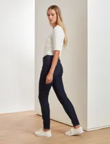 Jegging negro con pretina elastizada, bolsillos simulados delanteros y bolsillos aplicados traseros.