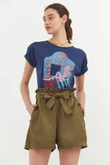 Short de tiro alto color verde militar con bolsillos delanteros y lazo en la cintura.