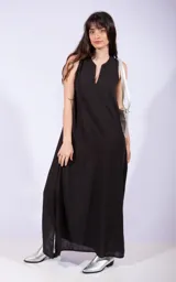Vestido largo negro sin mangas, con escote en V pronunciado y corte holgado.