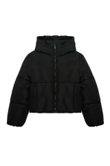 Campera puffer de corte recto y diseño acolchado, con capucha fija, manga larga y cierre frontal con cremallera.