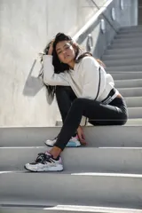 Championes New Balance modelo WL850LBE para mujer, color plateado con detalles en rosa, negro y celeste.