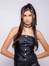 Top strapless negro de efecto cuero, ajustado al cuerpo, con cierre frontal de botones metálicos plateados.