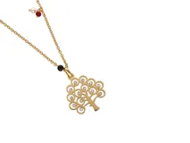 Collar dorado con dije de árbol de la vida con incrustaciones de strass. Cadena con detalles de perlas, ónix y cristal rojo.