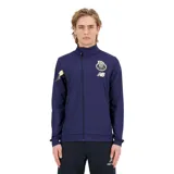 Campera de fútbol New Balance del FC Porto, modelo Pre-Game. Color azul con detalles dorados en hombros y logo. Cierre frontal completo, bolsillos con cremallera y tecnología NB DRY.