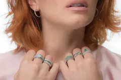 Anillo de plata 925 con circonias blancas y verdes dispuestas en hileras. Talle 14.