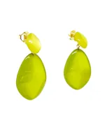 Aros colgantes con forma de gota, con pieza superior redonda color blanco y pieza inferior con forma irregular color amarillo traslúcido.
