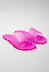 Sandalia chata color negro de goma semi transparente con tira ancha sobre el empeine.