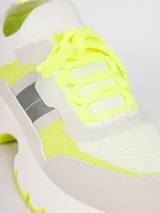 Zapatillas deportivas blancas con detalles en amarillo flúor y gris, con cordones y plataforma de 5cm.