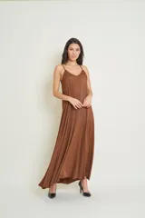 Vestido largo marrón de viscosa, con breteles finos y escote en V.