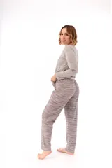 Pijama de dos piezas compuesto por una remera de manga larga con cuello redondo y cartera de botones, y un pantalón largo de corte recto. Ambas prendas presentan un estampado geométrico sutil en tonos gris y azul.