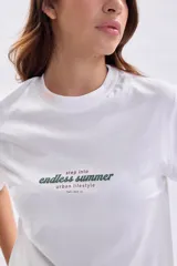 Remera de manga corta color blanco, con cuello redondo y estampa frontal con la frase 'step into endless summer'.