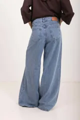 Jean wide leg de tiro medio y corte holgado con piernas muy anchas, confeccionado en denim de lavado azul medio.