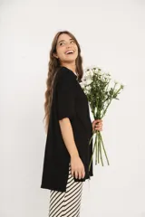 Remerón negro de mangas cortas con tajos a los costados.