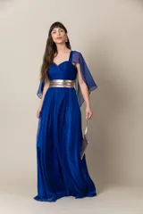 Vestido largo de gasa color azul francia, con escote corazón, falda con movimiento y mangas tipo capa.