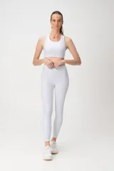 Top deportivo blanco con breteles anchos y espalda deportiva.