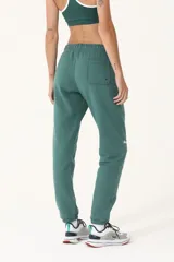 Pantalón de jogging verde con dos bolsillos laterales y uno trasero. Bordado con logo BASSET 1992.