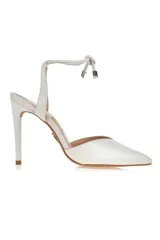 Zapato de tacón alto color blanco, con punta fina y tira fina con nudo en el tobillo.
