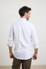 Camisa blanca de vestir, de manga larga y corte clásico.