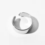 Aro trepador plateado con forma de media caña.