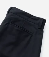 Bermuda cargo negra confeccionada en sarga de algodón, con cintura tradicional, cierre de cremallera y botón, y bolsillos laterales útiles.