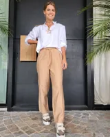 Pantalón color beige de corte recto con cintura elastizada y cordón ajustable.