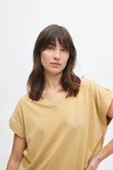 Musculosa blanca con cuello en V y mangas cortas con dobladillo.