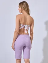 Bermuda color verde militar en gabardina elastizada, marca Ruby Rd. Pretina ancha elastizada. Delantera con bolsillos simulados. Trasera con bolsillos aplicados.