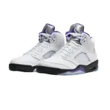 Zapatillas de básquet Nike Air Jordan 5 Retro, color blanco con detalles en negro y violeta. Inspiradas en los aviones de combate de la Segunda Guerra Mundial, con diseño de dientes de tiburón en la entresuela y suela exterior transparente.