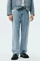 Jean de corte baggy en denim de algodón rígido, color celeste claro, con diseño de cinco bolsillos, tiro bajo y piernas redondeadas extraamplias.