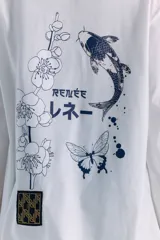 Remerón de manga larga y corte oversize, color blanco, con estampa serigráfica en la espalda que presenta motivos japoneses como una rama de flores, un pez koi y una mariposa.