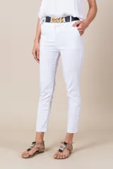 Pantalón blanco de corte recto, con cintura elastizada y cinturón elástico con eslabones metálicos y detalles de cuero.