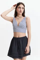 Top cropped a rayas verticales azules y blancas, con escote en V y elástico en la espalda.
