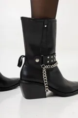 Botas de cuero negras de caña media con punta fina, taco de 8cm y detalle de cadena plateada.