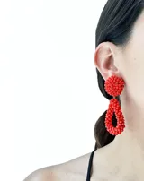 Aros colgantes con base circular de mostacillas turquesas y dije de lágrima tramado con cristales de colores.