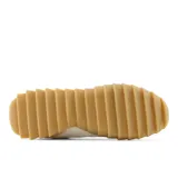 Championes New Balance URC30MD unisex color beige, con detalles en blanco y suela marrón.