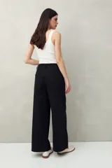 Pantalón wide leg color beige de algodón, con bolsillos delanteros con solapa y cierre con dos botones.