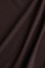 Body de manga corta color marrón oscuro, con escote redondo y corte alto en la entrepierna.