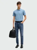 Pantalón de jean de hombre, marca BOSS, modelo C-Re. Maine, de corte recto y color azul oscuro.
